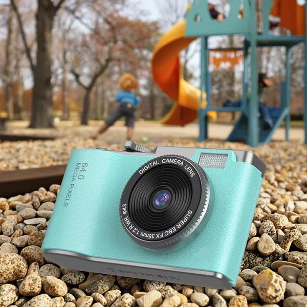 Digitalni retro fotoaparat iz 2000-ih